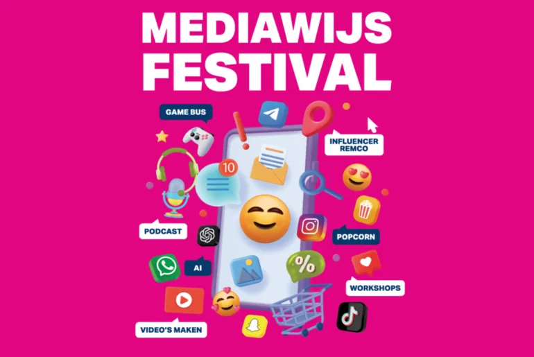 Een telefoon waar verschillende social media en app-iconen uit springen. De titel erboven zegt: Mediawijs Festival.