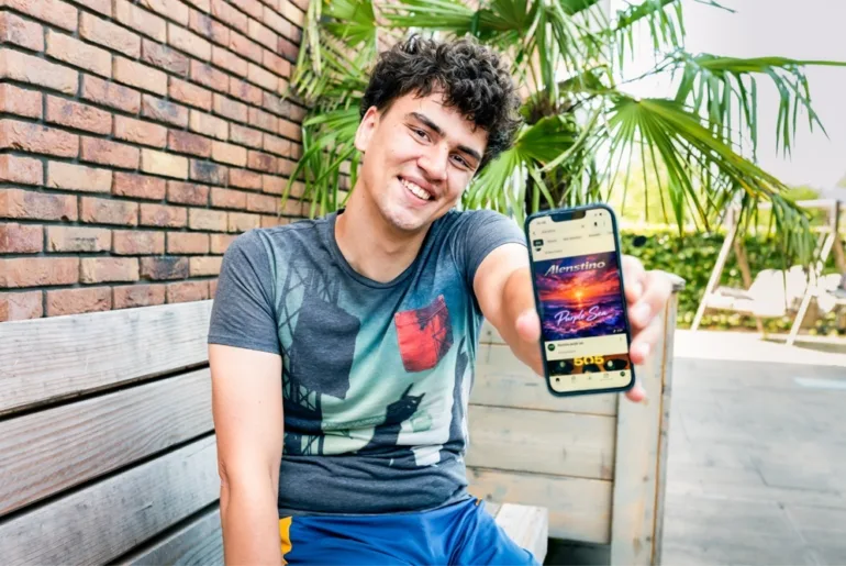 Alen laat zijn muziek zien op de telefoon